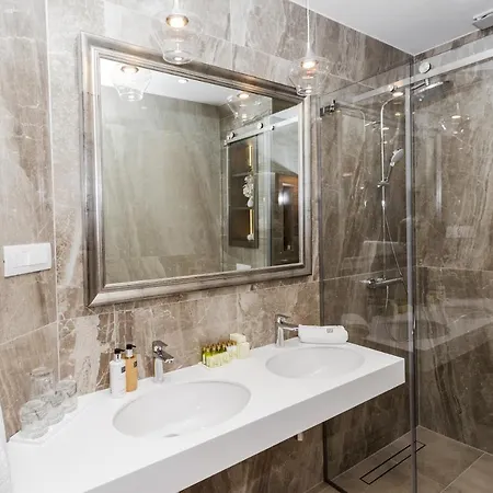 Gostinjska kuća With A Swimming Pool Tisno, Murter - 3219 Tisno