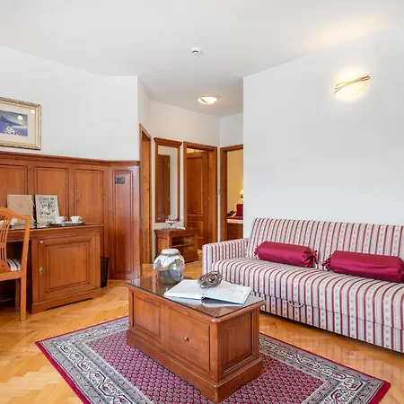 With A Swimming Pool Tisno, Murter - 3219 Gostinjska kuća