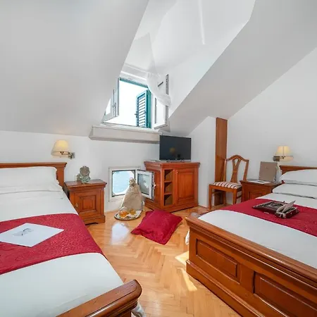 With A Swimming Pool Tisno, Murter - 3219 Gostinjska kuća