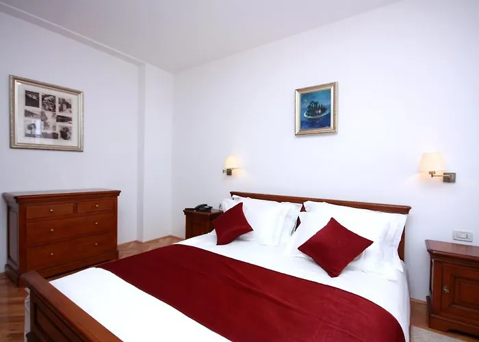 With A Swimming Pool Tisno, Murter - 3219 Гостевой дом Тисно